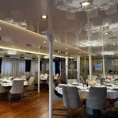 Deluxe Round Cruise From To Dubrovnik Bateau-hôtel